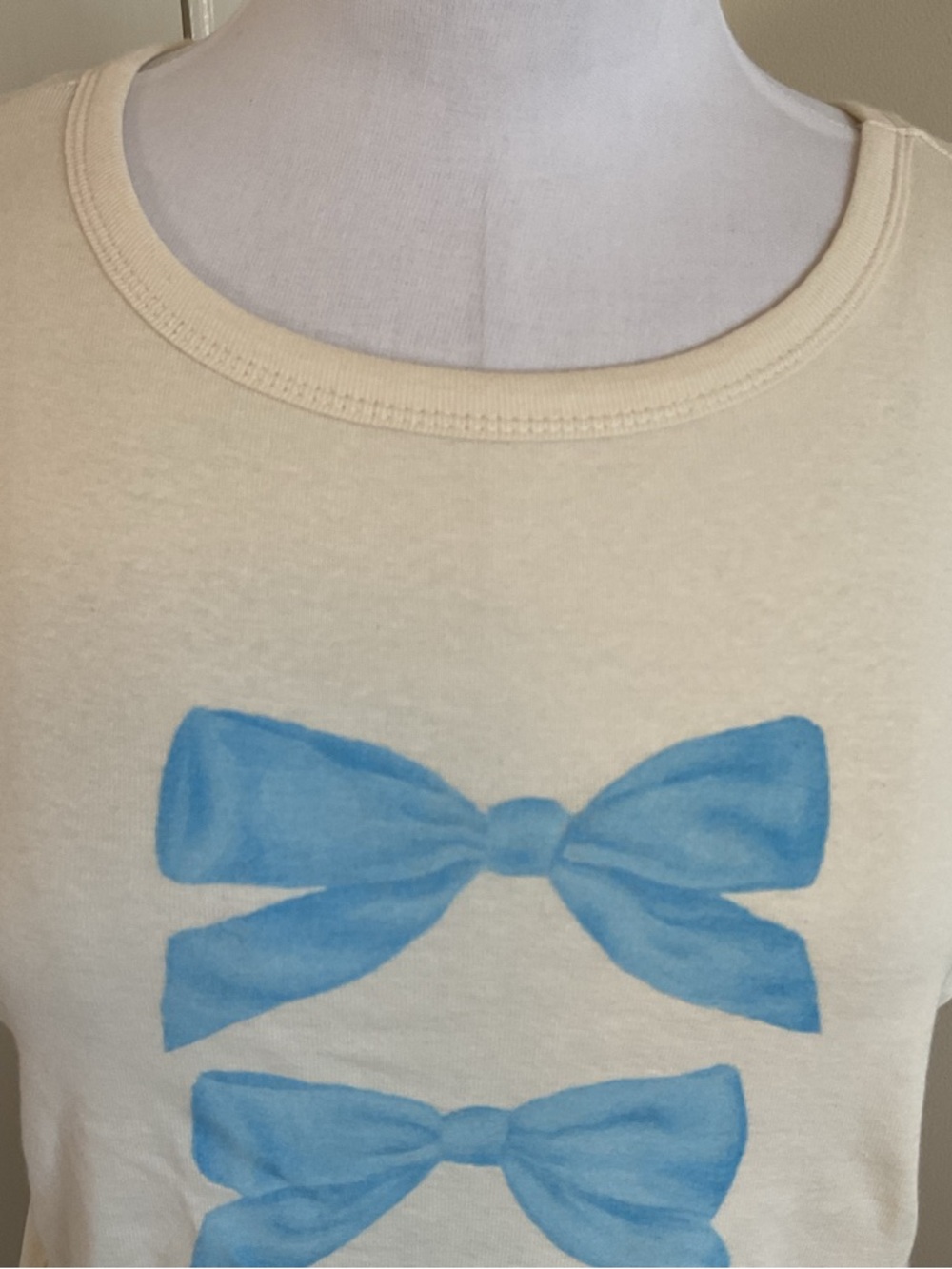Girl Dangerous Cream Cropped Tee Size Medium M Light Blue Stacked Bows Cotton - Picture 3 of 5